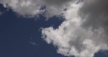 blauer Himmel mit Wolken bei windigem Wetter foto