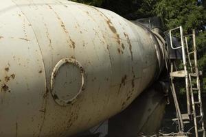 weißer rostiger tank. Transport von Kraftstoff. alter LKW. foto