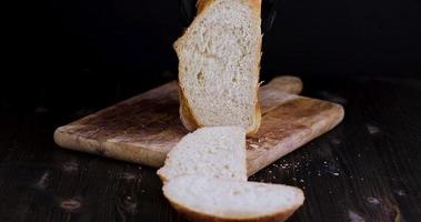 frisches Roggenbrot während des Garens in Stücke schneiden foto