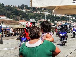 kleines Mädchen und ein Motorrad foto