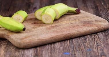 Legen Sie ein Stück geschnittene grüne Banane foto