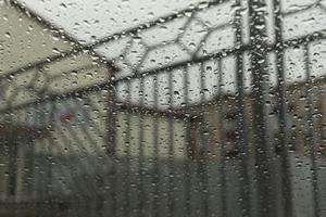 Regentropfen auf Glas. nasses Wetter. Schießen durch Glas. foto