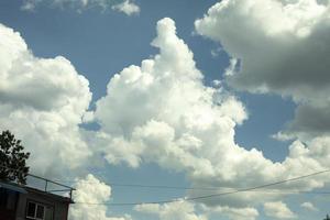 weiße Wolken am Himmel. Sommerlandschaft. foto