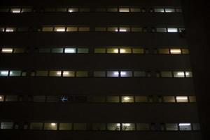 Fenster im Gebäude bei Nacht. Licht im Haus. foto
