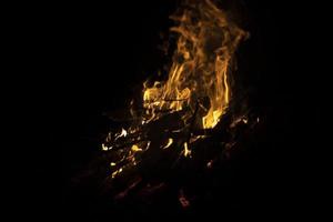 Lagerfeuer im Dunkeln. Feuer auf schwarzem Hintergrund. Details der Flamme. foto