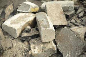 gebrochene Betonplatten. viele Steine. Bauschutt. foto