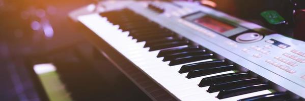 E-Keyboard auf der Bühne bei einem Konzert foto