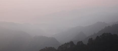 schöne aussicht auf berge und weißen nebel foto