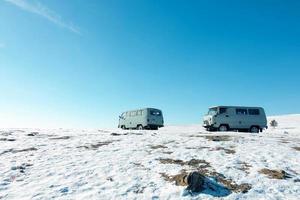 Zwei russische Militärjeeps für den Baikalsee-Tourismus im Winter parkten auf einem hohen Aussichtspunkt am Olchon-Kap. foto