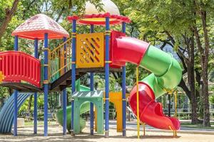 bunter Spielplatz im Freien im Park foto