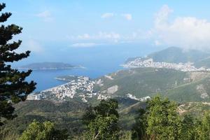 Panoramablick auf die Stadt Budva in Montenegro und die Adriaküste foto