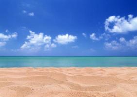 leerer Meer- und Strandhintergrund mit Kopienraum, sandiges Stranduferwasser blaues Meer und blauer Himmel und weiße Wolke schön an der Küste, schönes blaues Ozeanufer im Freien, Naturlandschaftswasserhintergrund foto