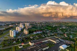 ariel Panoramablick auf die Stadt und die Wolkenkratzer mit riesigen Gewitterwolken im Hintergrund foto