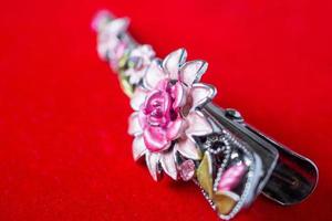 Haarspange mit Schmuck und Blume foto