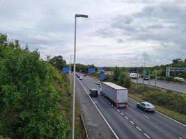 Luftbild britischer Autobahnen mit schnell fließendem Verkehr foto