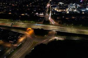 Hochwinkelansicht der britischen Autobahnen mit Verkehr. die luftaufnahmen von britischen straßen und autobahnen zwischen m1 kreuzung 7 und 9 bei sonnenuntergang. das am 09.07.2022 mit der Drohnenkamera aufgenommene Filmmaterial foto