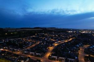 Hochwinkelansicht der britischen Autobahnen mit Verkehr. die luftaufnahmen von britischen straßen und autobahnen zwischen m1 kreuzung 7 und 9 bei sonnenuntergang. das am 09.07.2022 mit der Drohnenkamera aufgenommene Filmmaterial foto