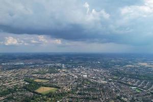 Wunderschöne Luftaufnahme von dramatischen Wolken über der Stadt foto