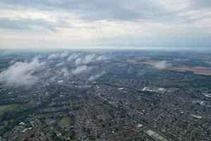 Wunderschöne Luftaufnahme von dramatischen Wolken über der Stadt foto