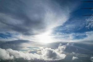 dramatische und magische Wolken über der Stadt foto