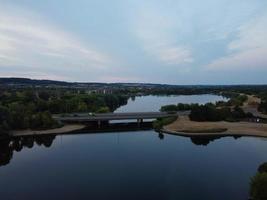 Erhöhte Ansicht von See und Landschaft bei Milton Keynes England foto