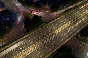 Hochwinkelansicht der britischen Autobahnen mit Verkehr. die luftaufnahmen von britischen straßen und autobahnen zwischen m1 kreuzung 7 und 9 bei sonnenuntergang. das am 09.07.2022 mit der Drohnenkamera aufgenommene Filmmaterial foto