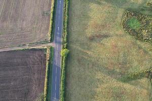 Blick aus der Vogelperspektive auf Kühe, die auf dem Feld gegen den Himmel grasen. Wunderschöne, hochwinkelige Luftaufnahme der Tierfarm auf dem britischen Landwirtschaftsfeld in der Nähe von London, England, Großbritannien, Großbritannien foto