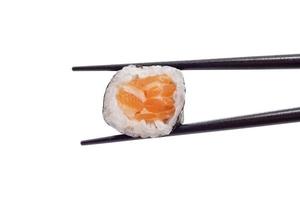 japanische Lachs-Maki-Sushi-Rolle mit Stäbchen isoliert auf weißem Hintergrund mit Beschneidungspfad foto