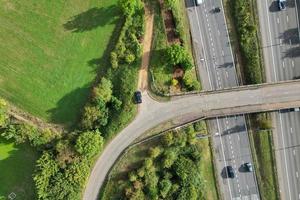 Luftbild britischer Autobahnen mit schnell fließendem Verkehr foto