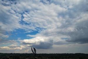 schöne und dramatische Wolken über der britischen Stadt foto