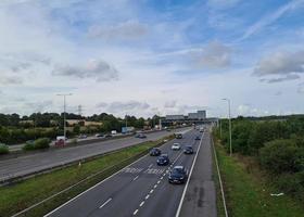 Luftbild britischer Autobahnen mit schnell fließendem Verkehr foto