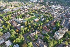 schöne erhöhte ansicht von st albans stadtzentrum von england, großbritannien uk. Bild von Wohn- und Innenstadtgebäuden, aufgenommen am 07. September 2022. Sicht der Drohne. foto