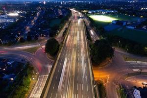 Hochwinkelansicht der britischen Autobahnen mit Verkehr. die luftaufnahmen von britischen straßen und autobahnen zwischen m1 kreuzung 7 und 9 bei sonnenuntergang. das am 09.07.2022 mit der Drohnenkamera aufgenommene Filmmaterial foto