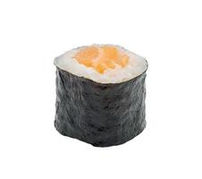 japanische Lachs-Maki-Sushi-Rolle isoliert auf weißem Hintergrund mit Beschneidungspfad