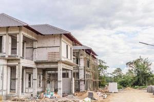 Bau neues Wohnhaus im Gange auf der Baustelle foto