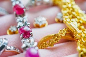 Gold- und Silberdiamant-Edelsteinring-Halsketten und -Ohrringe in einer luxuriösen Schmuckschatulle foto