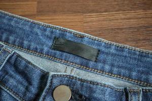 blaue jeans mit leerem etikettenetikett foto