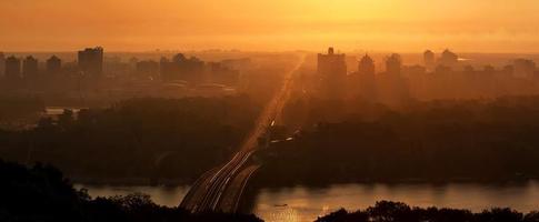 Sonnenaufgang über Kiew. Ukraine foto