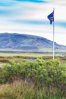 isländische flagge in der nähe von kerid see im september foto