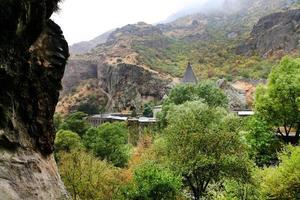 Blick auf das Geghard-Kloster von der Klippe in Armenien foto