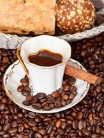 Tasse Kaffee und geröstete Bohnen foto