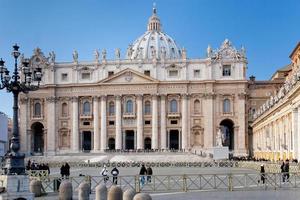 Petersdom vom Platz, Vatikan, Italien foto