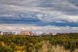 Dunkelblaue Regenwolken über der Stadt im Herbst foto