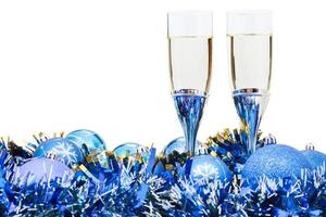 zwei gläser champagner und blaue weihnachtskugeln foto