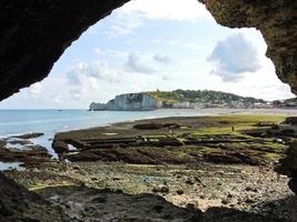 Blick von der Grotte auf das Dorf Etretat foto