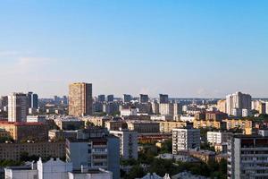 nachmittags blauer himmel über der stadt foto