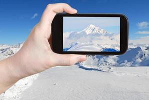 tourist, der foto des berggipfels in den alpen macht