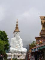 weißer Buddha und Nebel foto