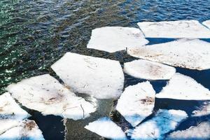 Schmelzende Eisschollen im Fluss im Frühjahr foto