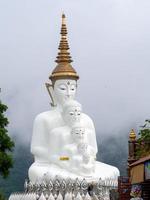 weißer Buddha und Nebel foto